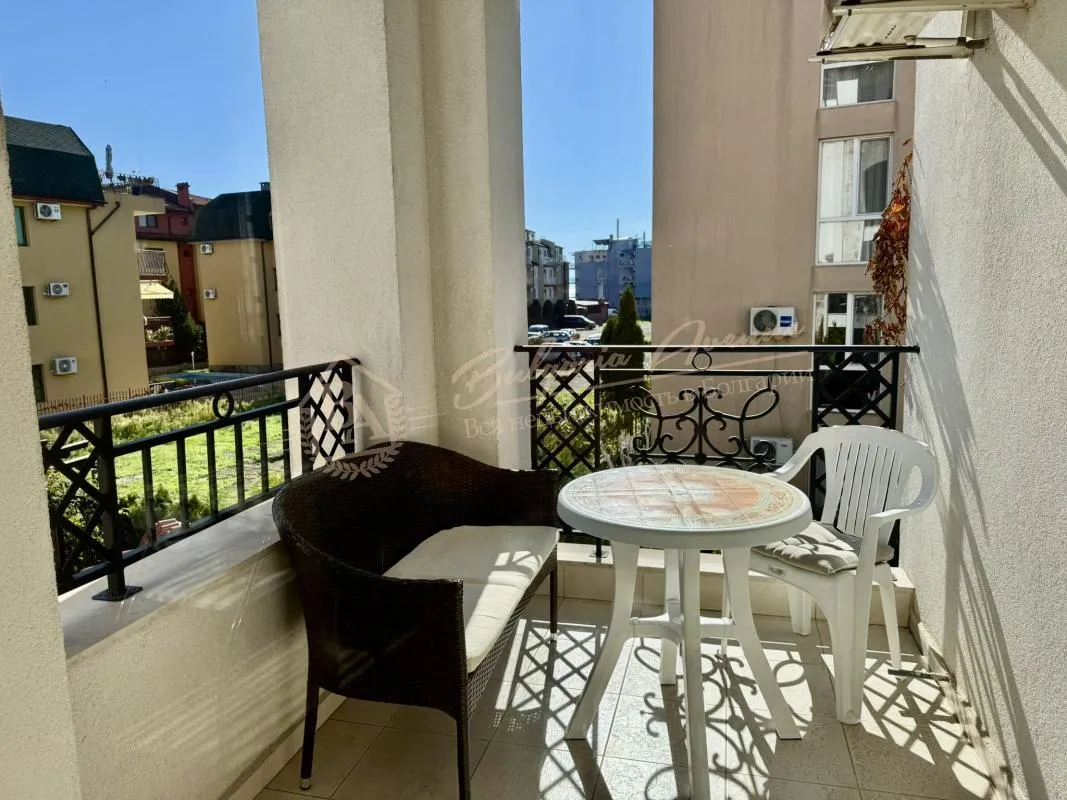 Двухкомнатный апартамент с прекрасным видом на бассейн в "Аполлон Несебр"