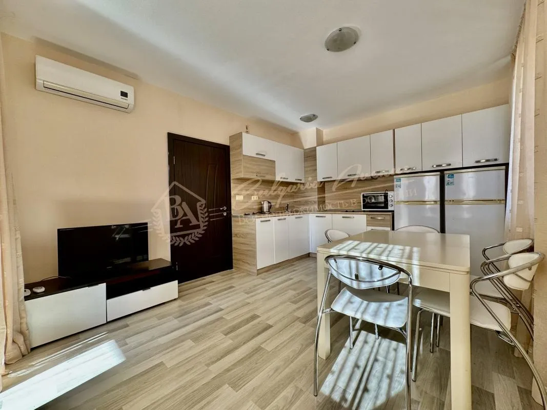 Двухкомнатный апартамент с прекрасным видом на бассейн в "Аполлон Несебр"