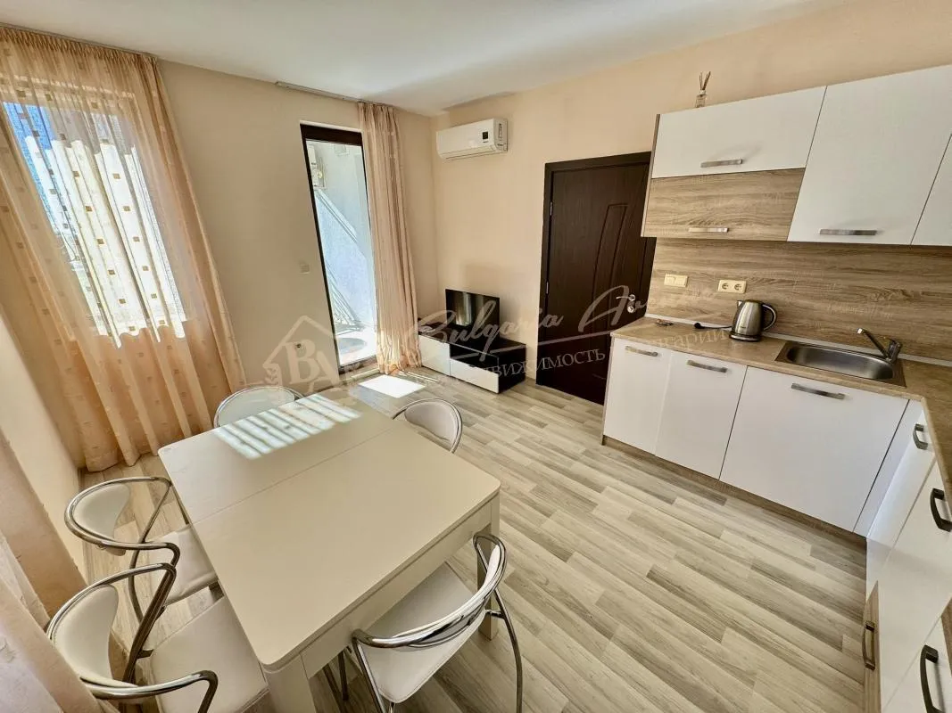 Двухкомнатный апартамент с прекрасным видом на бассейн в "Аполлон Несебр"