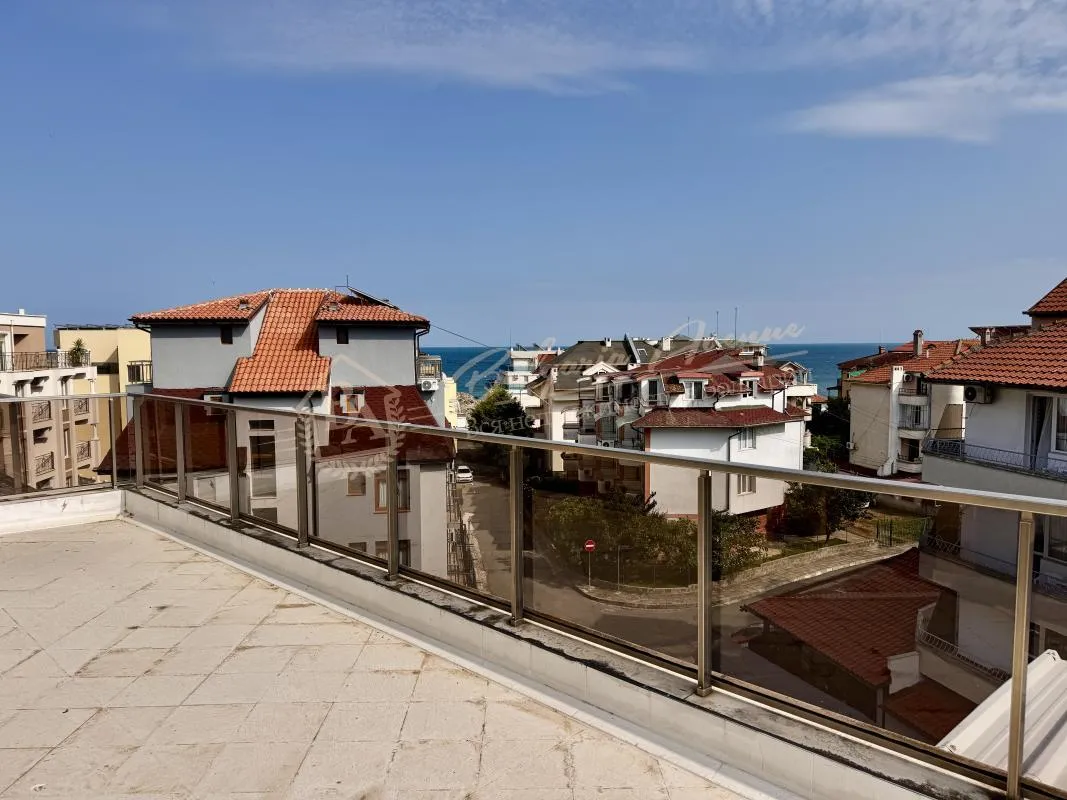 Трехкомнатный апартамент-мезонет в комплексе “Тринити”, поселок Равда 