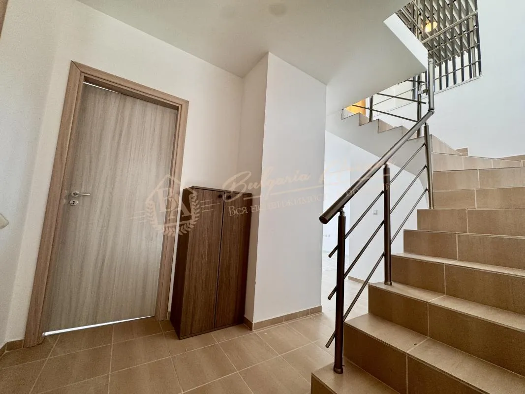 Трехкомнатный апартамент-мезонет в комплексе “Тринити”, поселок Равда 