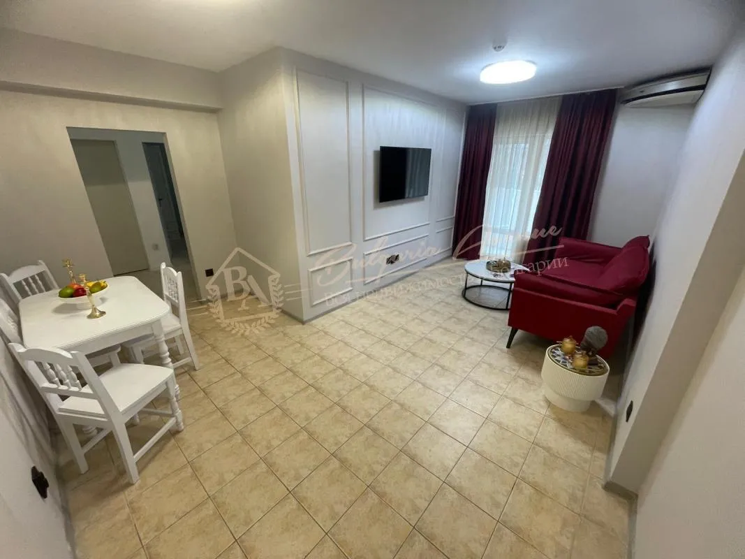 Продается стильный трехкомнатный апартамент в Святом Власе - высокий первый этаж с выходом к бассейну