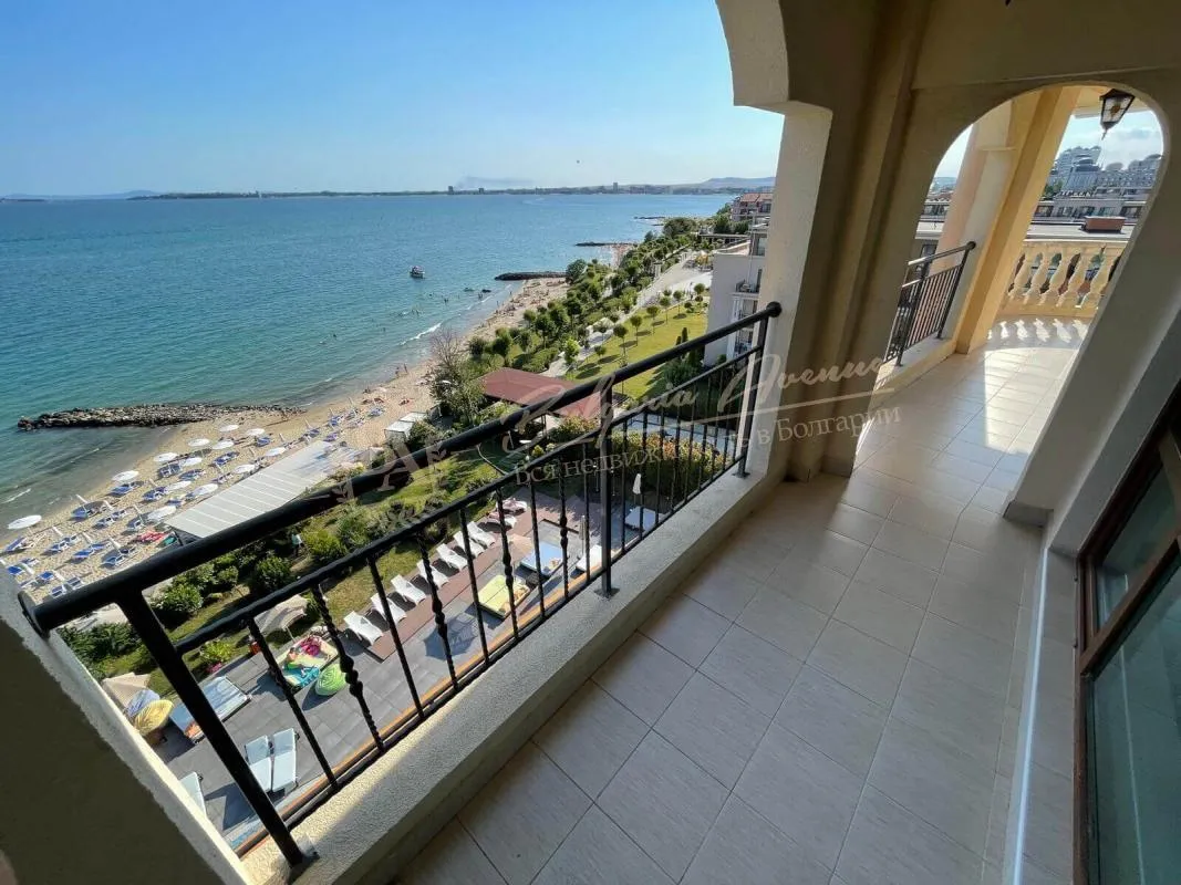 Трехкомнатный меблированный апартамент с видом на море в комплексе Grand Hotel Свети Влас