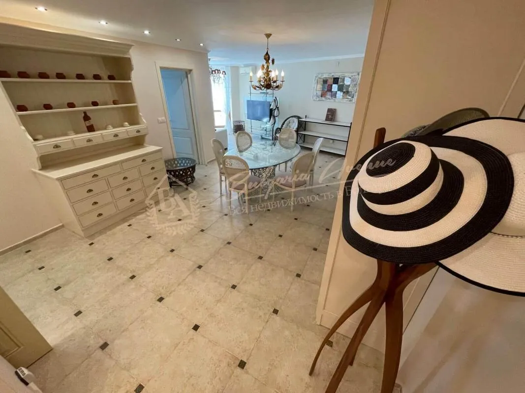 Трехкомнатный меблированный апартамент с видом на море в комплексе Grand Hotel Свети Влас