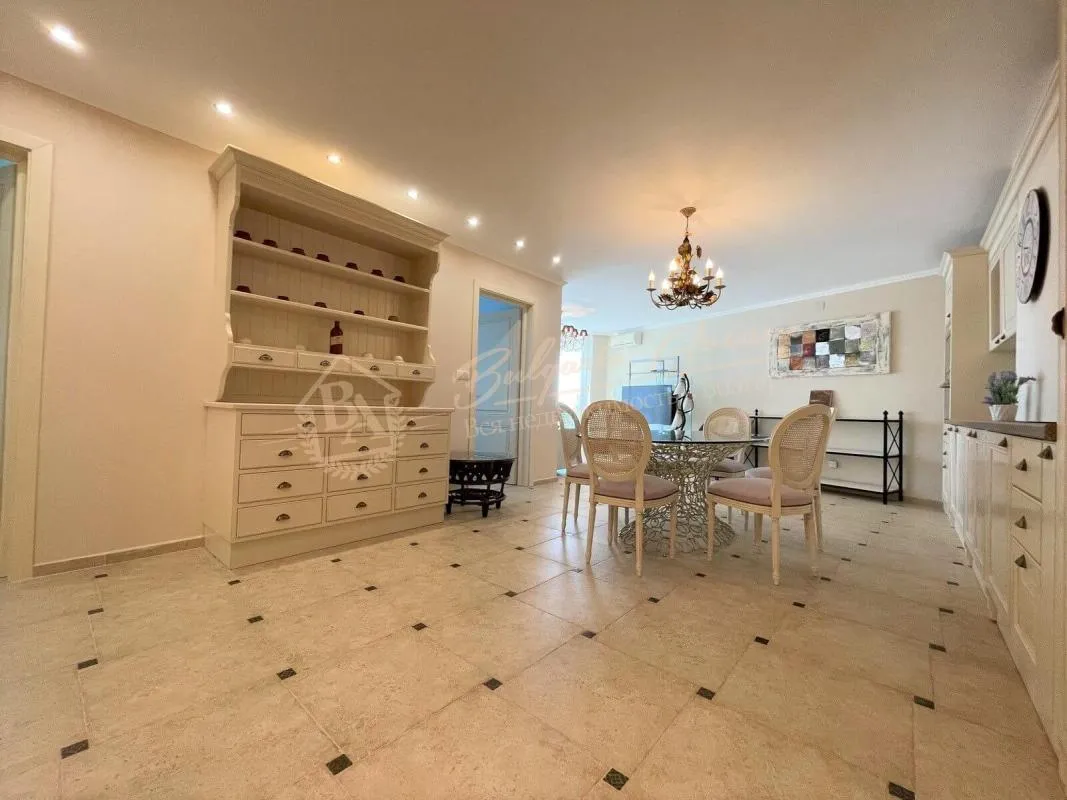 Трехкомнатный меблированный апартамент с видом на море в комплексе Grand Hotel Свети Влас