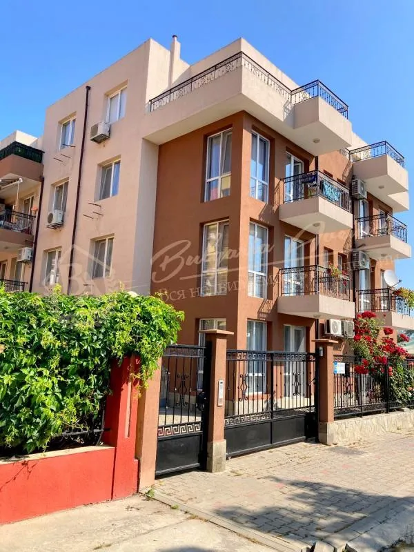 Продается двухкомнатный апартамент в Равде - всего 150 м от моря!