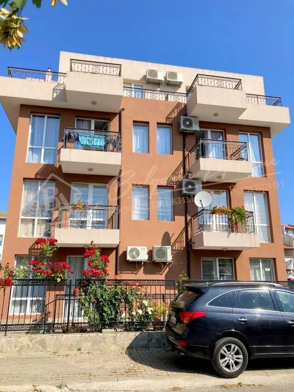 Продается двухкомнатный апартамент в Равде - всего 150 м от моря!