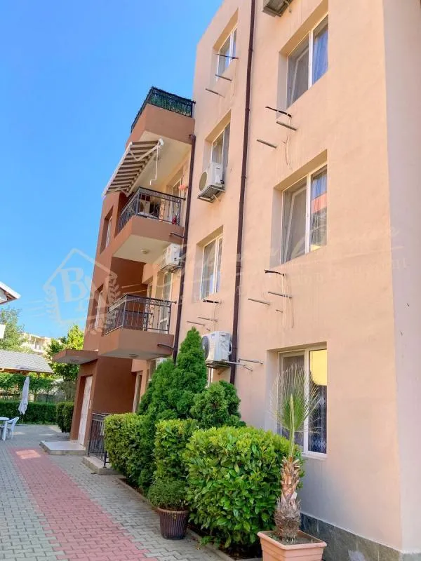 Продается двухкомнатный апартамент в Равде - всего 150 м от моря!