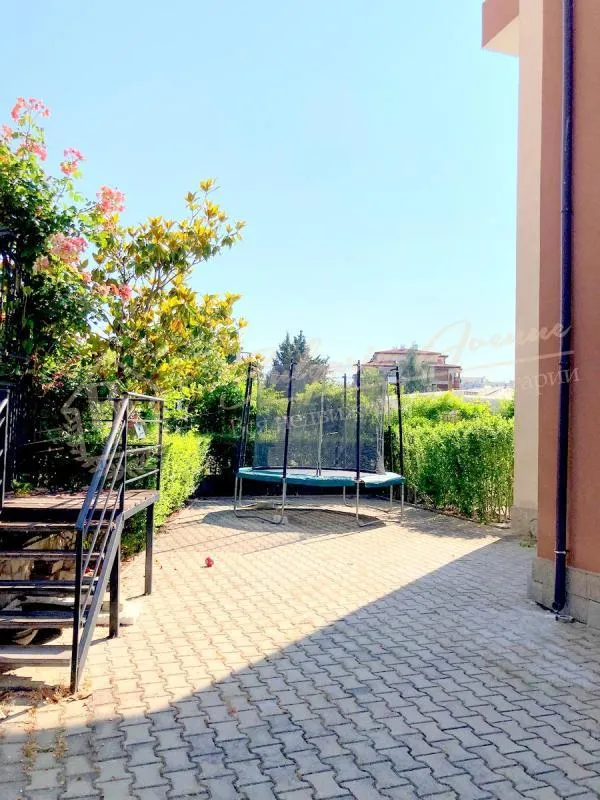 Продается двухкомнатный апартамент в Равде - всего 150 м от моря!