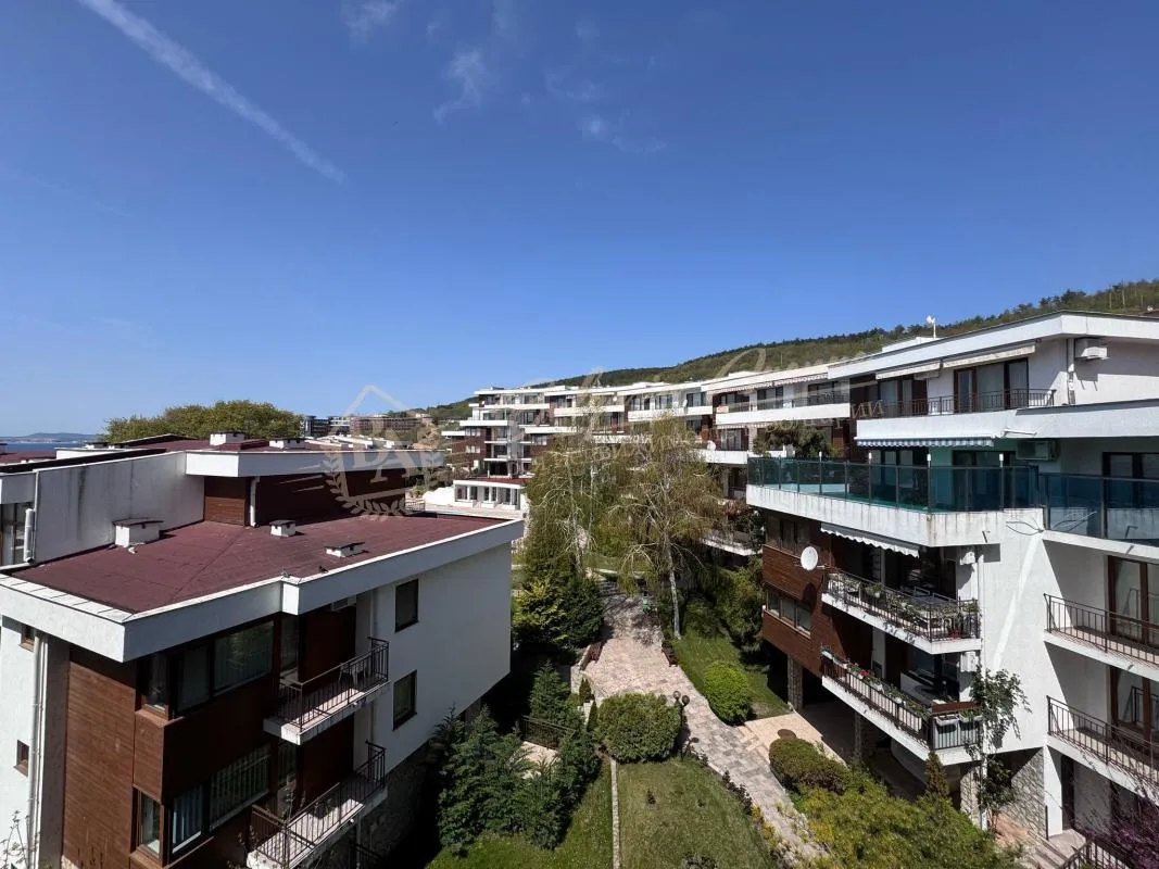 Двухкомнатный апартамент в современном комплексе на первой линии моря - "Талиана Бич", Елените