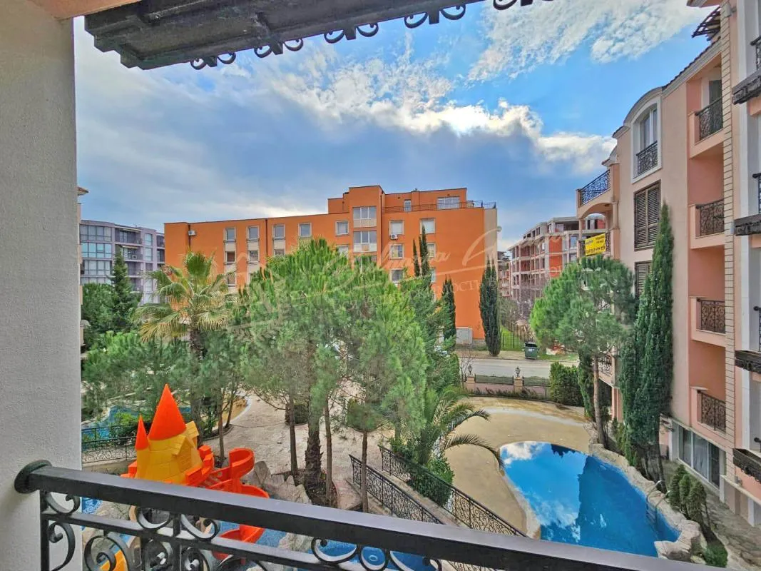 Апартамент с 2 спальнями в комплексе Romance Marine, Солнечный берег - вид на бассейн