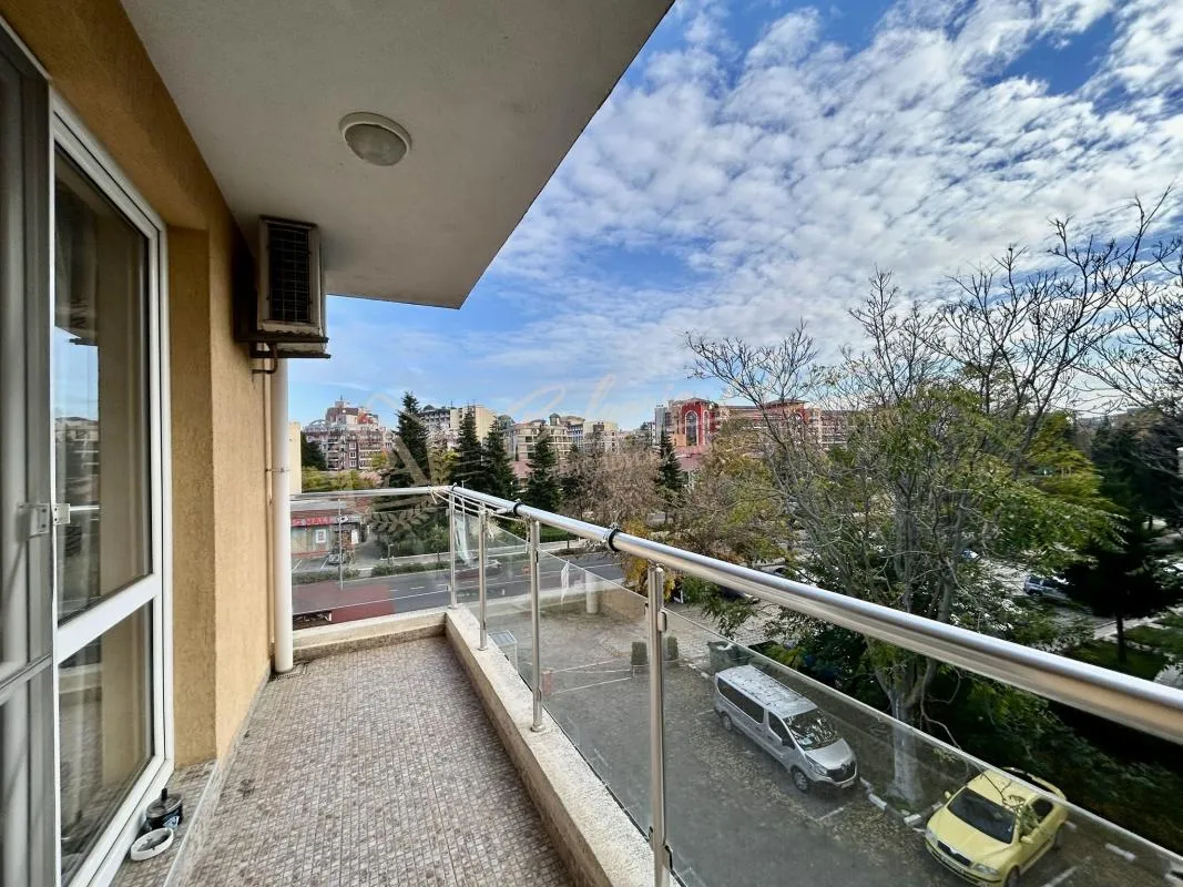 Трёхкомнатная квартира в комплексе «Флорес Парк» в центре курорта Солнечный берег