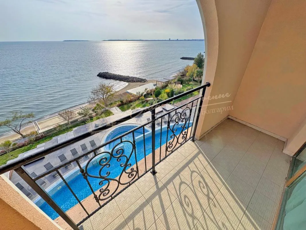 Большая студия в комплексе класса люкс Grand Hotel в Свети Влас. Панорамный вид на море!