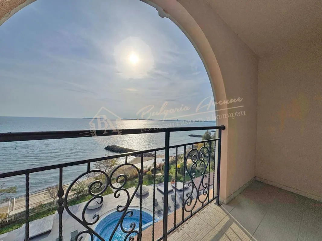 Большая студия в комплексе класса люкс Grand Hotel в Свети Влас. Панорамный вид на море!