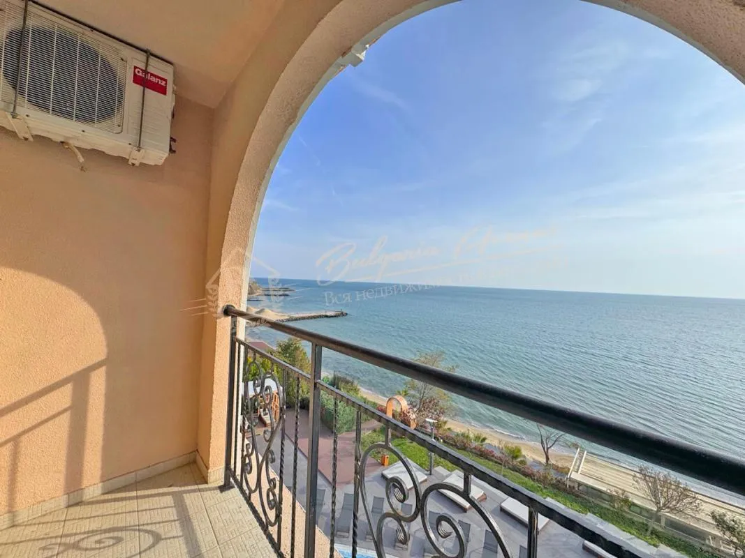 Большая студия в комплексе класса люкс Grand Hotel в Свети Влас. Панорамный вид на море!