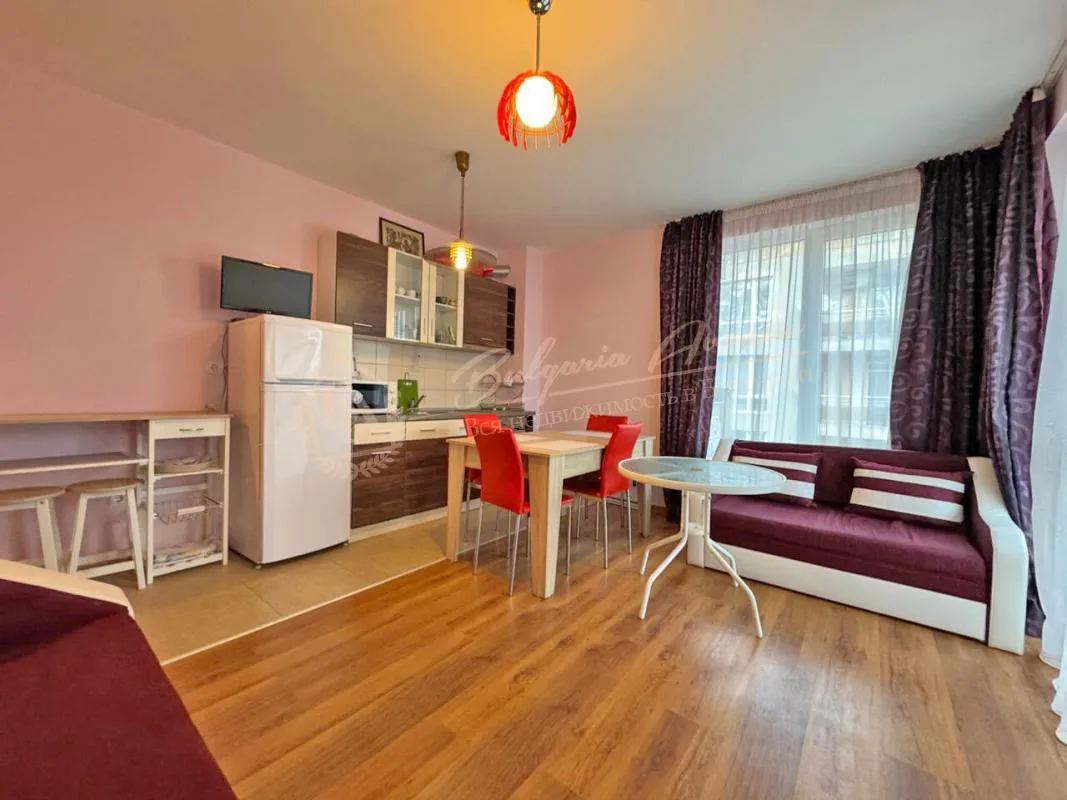 Двухкомнатная квартира в комплексе Casa Rossa, Солнечный берег - вид на бассейн