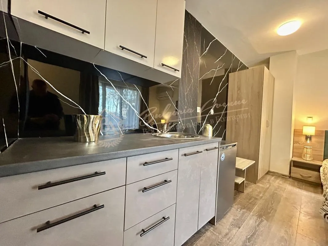 Просторная студия с личным двориком в комплексе Tarsis в Солнечном Берегу