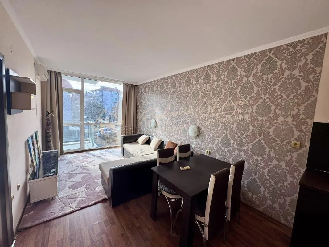 Трехкомнатная квартира в одном из популярных комплексов Несебра. Вид на море!