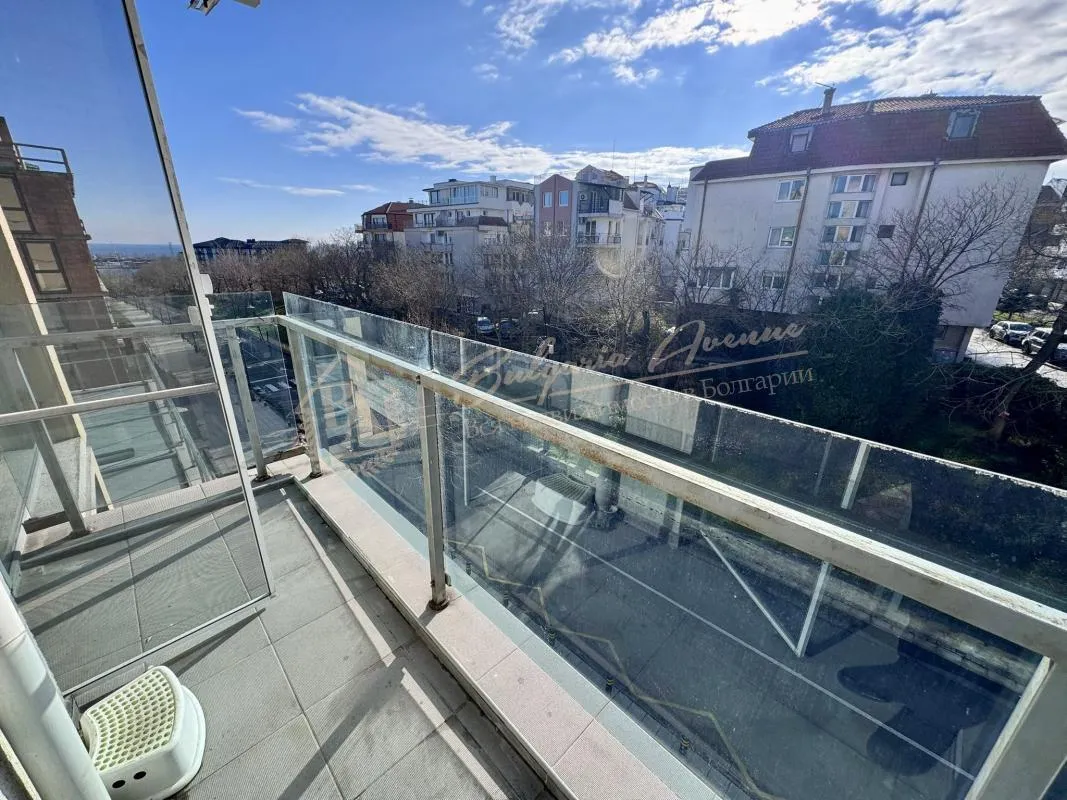 Трехкомнатная квартира в одном из популярных комплексов Несебра. Вид на море!