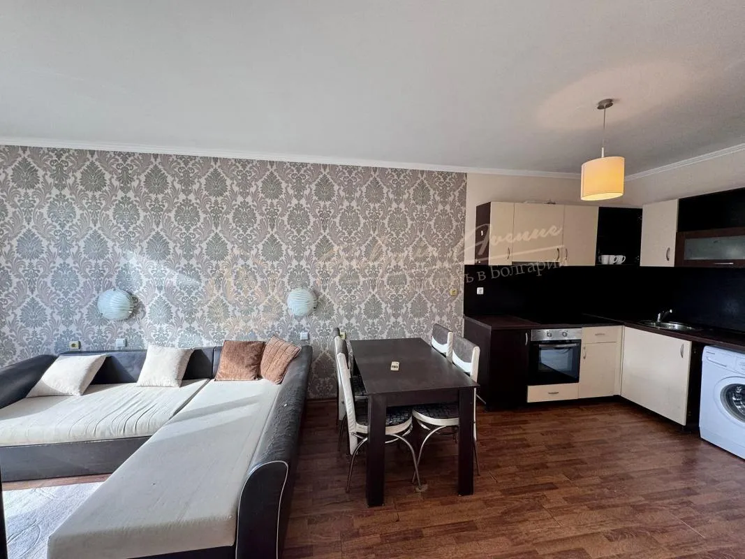 Трехкомнатная квартира в одном из популярных комплексов Несебра. Вид на море!